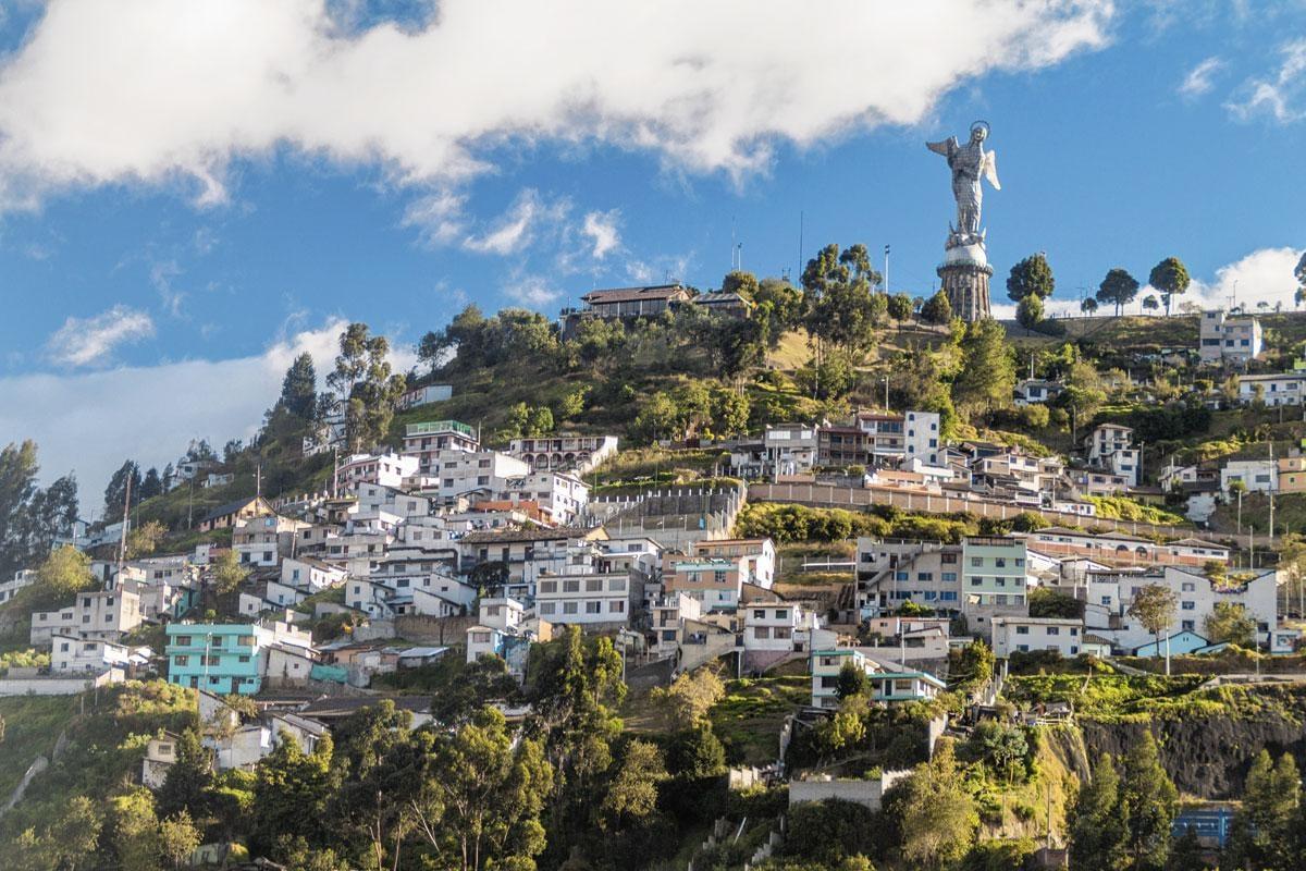 La colline El Panecillo à Quito.