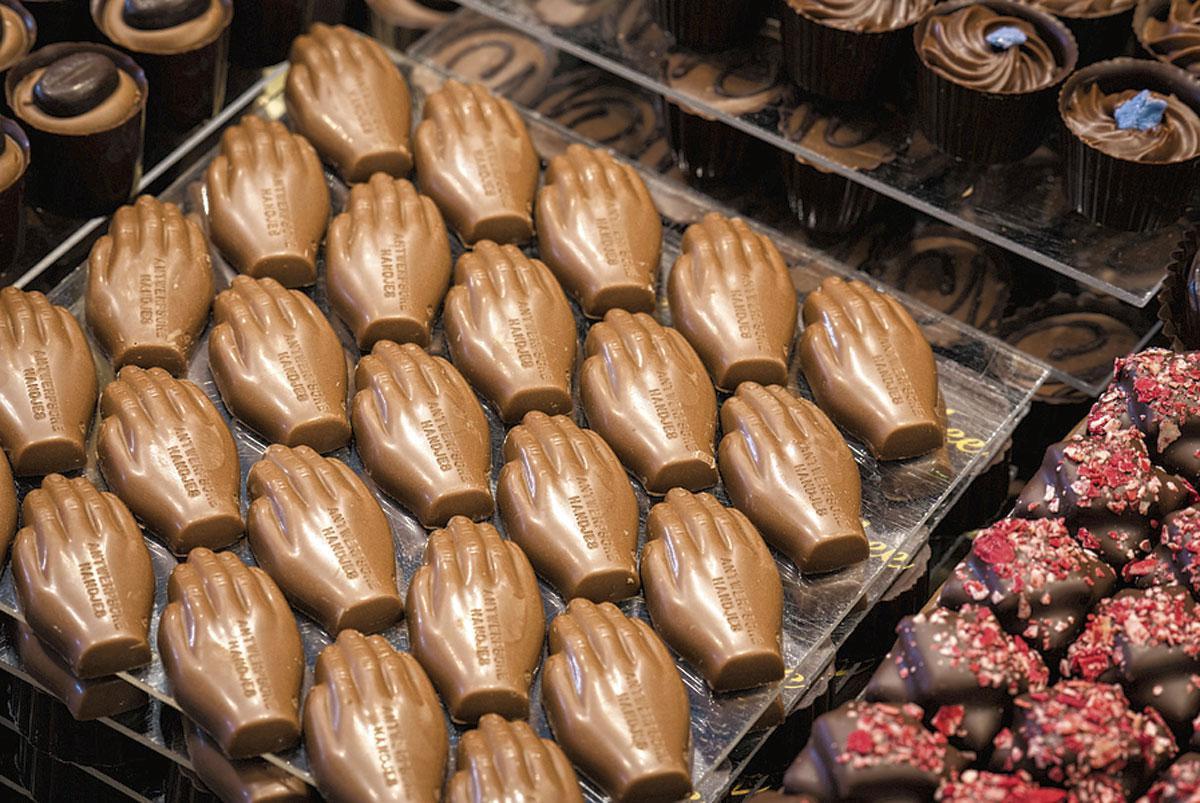 Antwerpse handjes in chocolade.