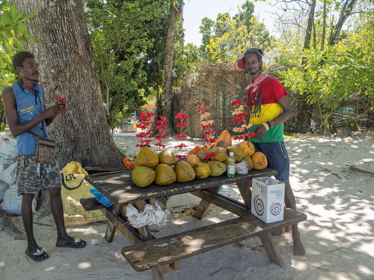 Kokosdrankjes op het strand in Mahé.