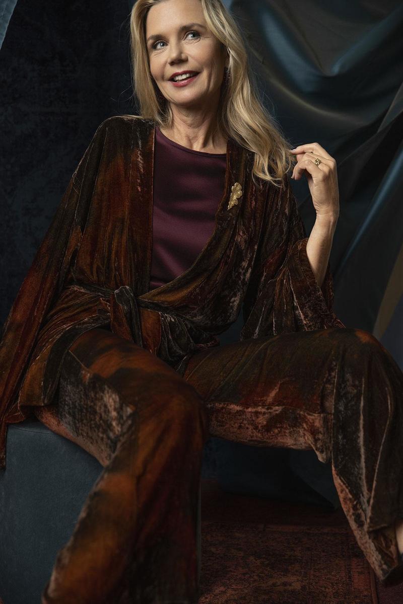 Satijnen bloes, Gerry Weber Fluwelen kimonojasje en brede broek, Caliban, by PHV Agency Juwelen, Anne Zellien