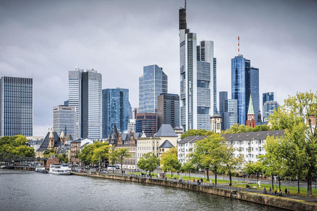 De imposante skyline van Frankfurt am Main.