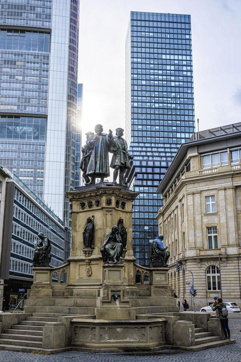 De Rossmarkt met het Johannes Gutenberg Monument.