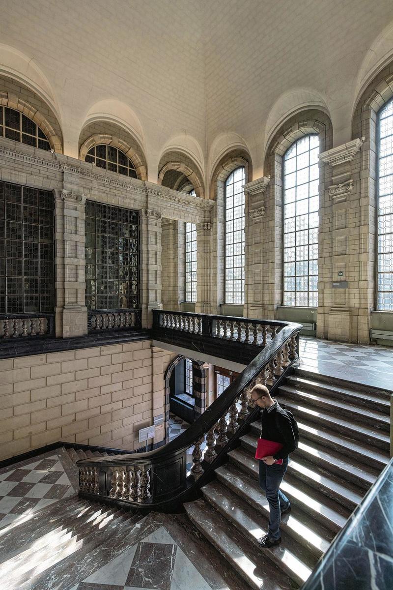 Les escaliers monumentaux des halles universitaires.