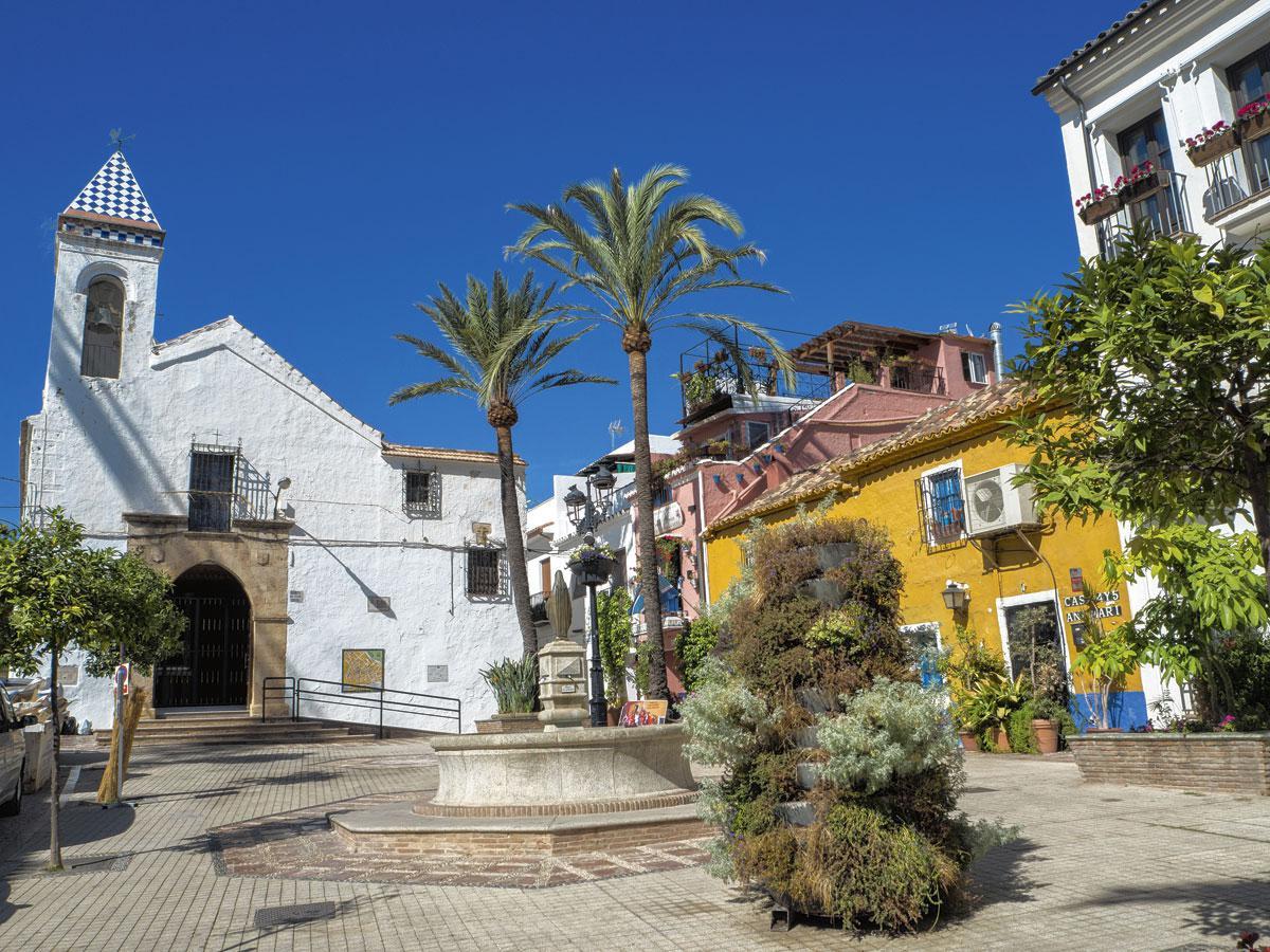 Het historische centrum van Marbella staat in schril contrast met het mondaine stadsdeel.