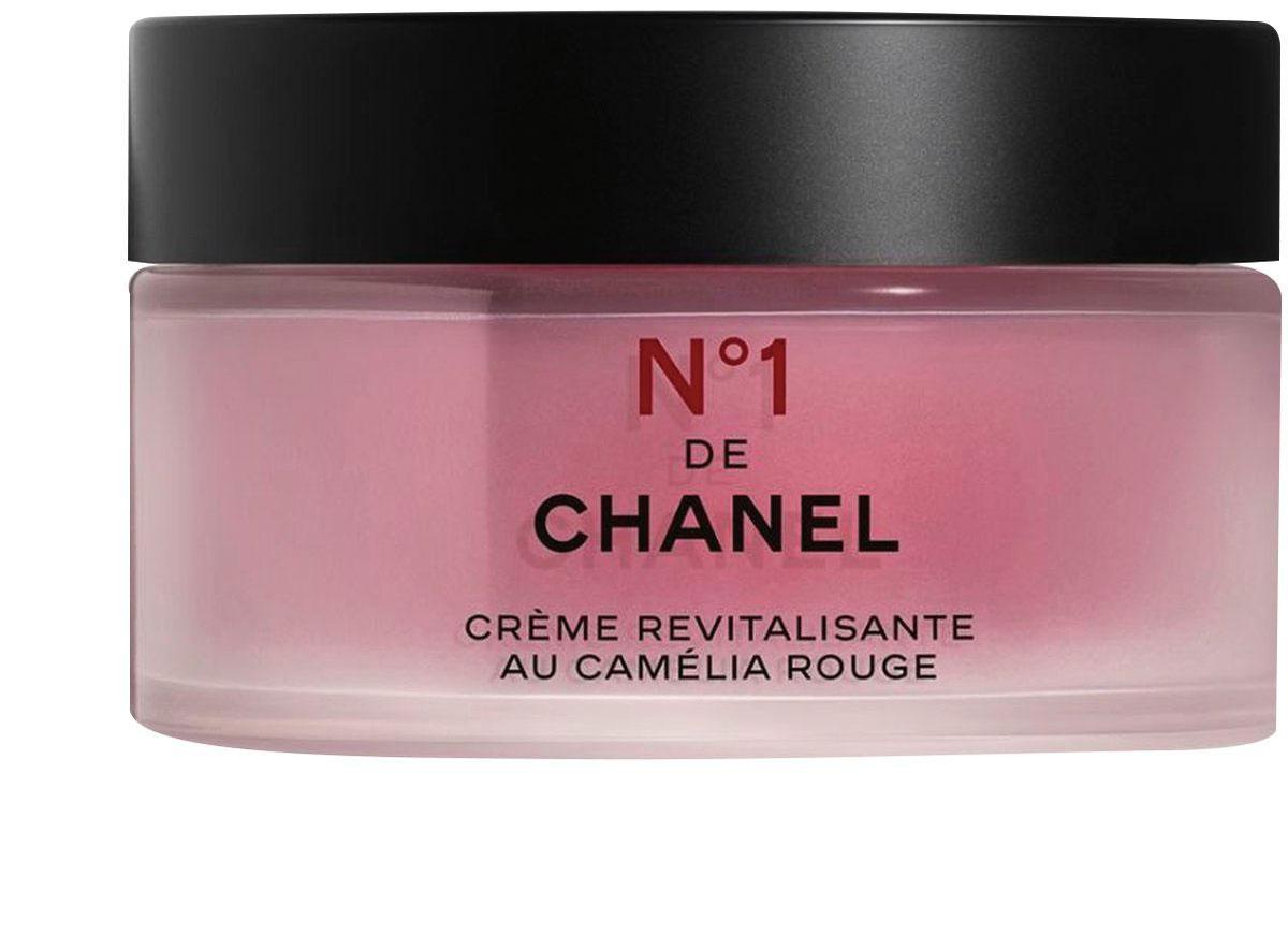 Extract van rode camelia stimuleert de vitaliteit van je huidcellen en bestrijdt zo de eerste fase van huidveroudering. Crème Riche N°1 van Chanel, 102 euro voor 50 ml, in de parfumerie.