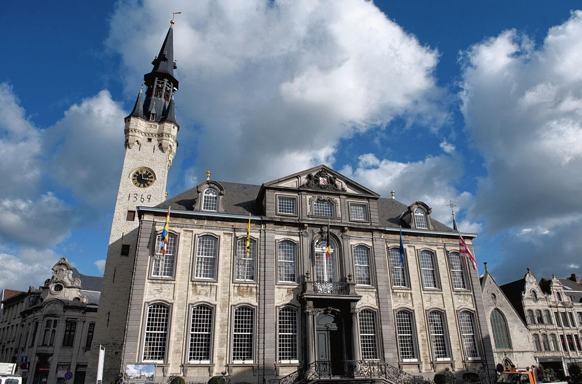 Het Stadhuis met het Belfort.