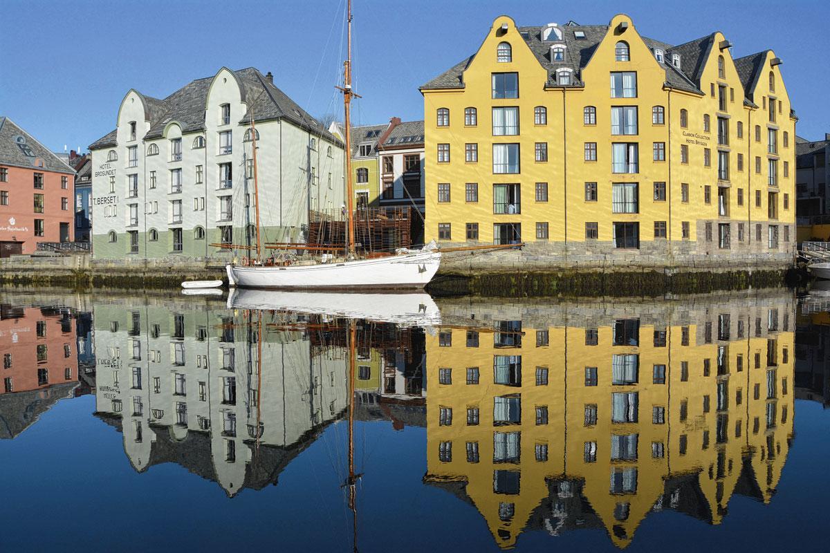 Ålesund met zijn pastelkleurige huizen.