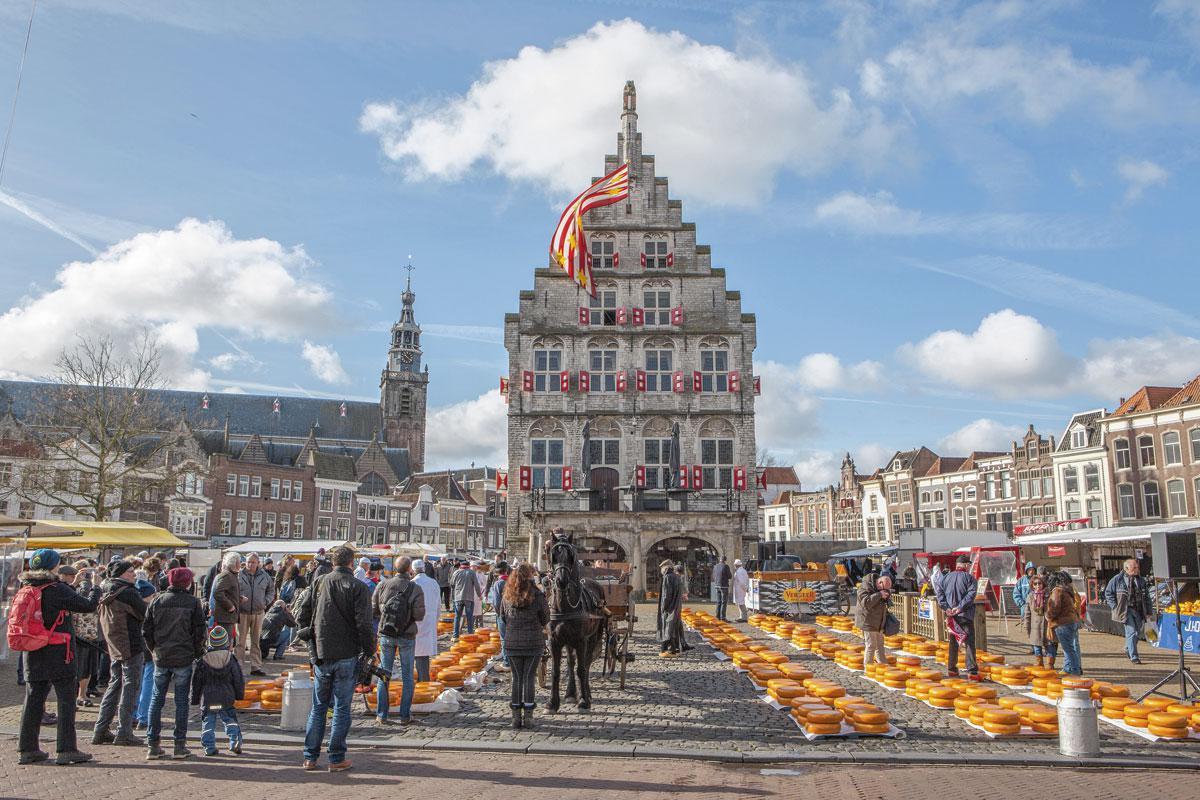 Le marché aux fromages sur la place Markt. Dans le fond, la plus longue église des Pays-Bas.