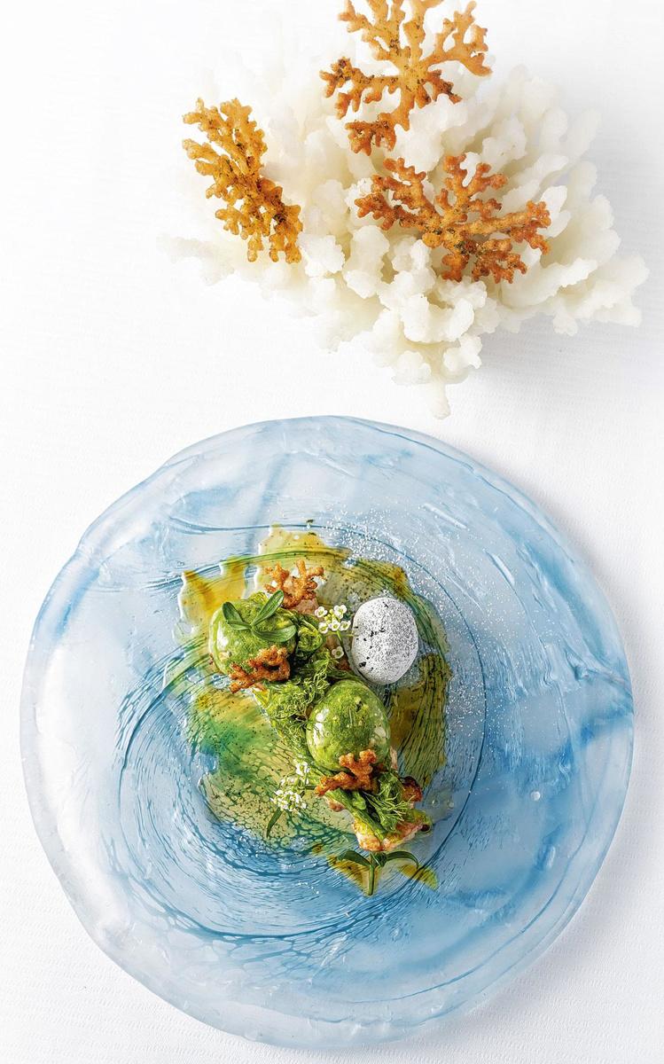 De délicieuses langoustines servies avec une salade d'algues de mer.