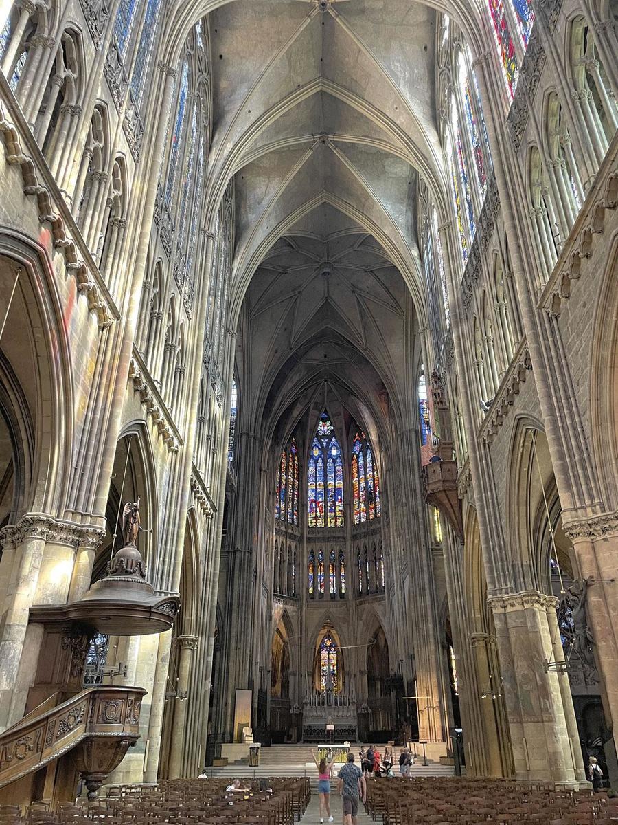 De 6.500 m2 glasramen doen de bijnaam van de kathedraal - Lanterne du Bon Dieu - alle eer aan.
