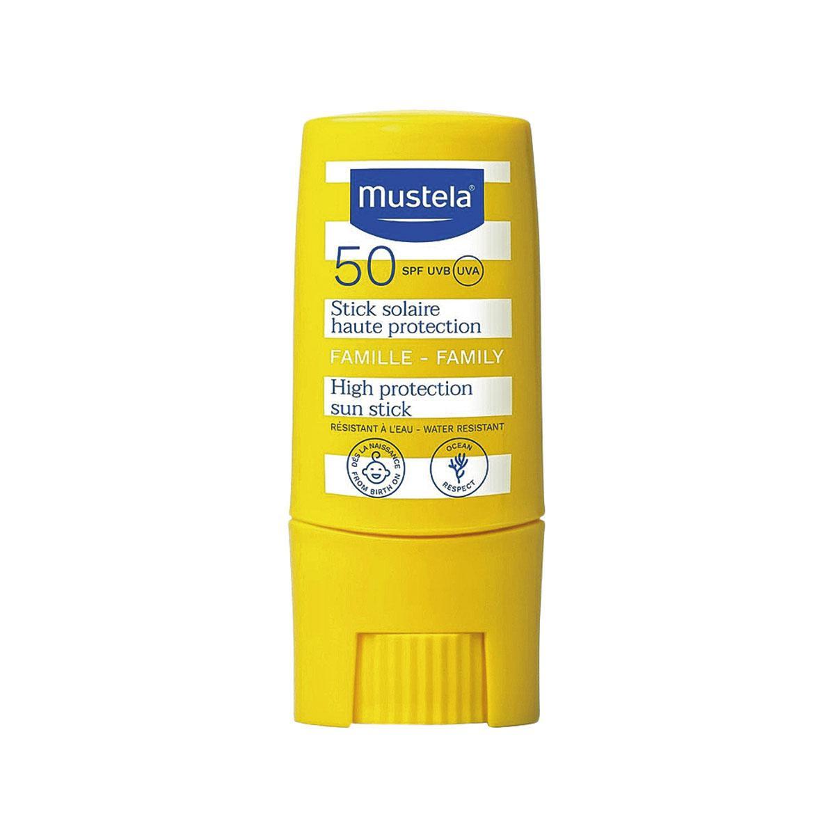 Handig! Een zonnestick SPF50 met avocado-olie, bestand tegen zout water, chloorwater, zand en transpiratie. Een zomerse topper voor de hele familie. Mustela, 10,95 euro, in de (para)farmacie.