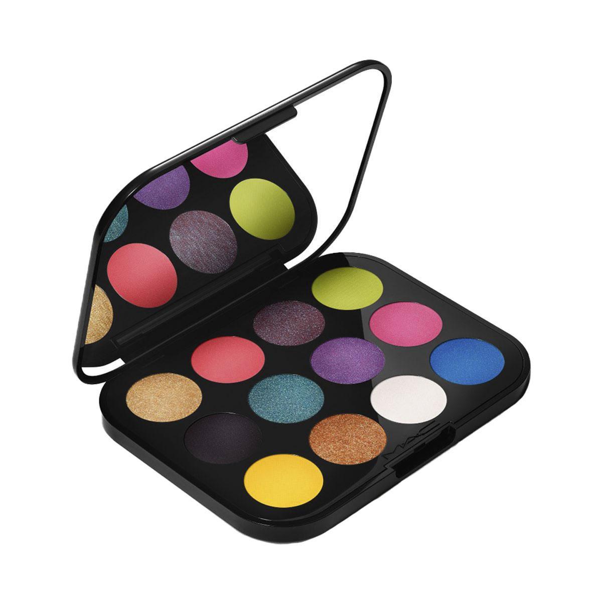 Ga de zomer in in technicolor. Zet je ogen aan met één, twee, zelfs drie tinten uit het Hi-Fi Colour palet van M.A.C. 12 klassieke tinten of 12 knallers. 55 euro, bij de M.A.C.-winkels, Inno en Ici Paris XL.