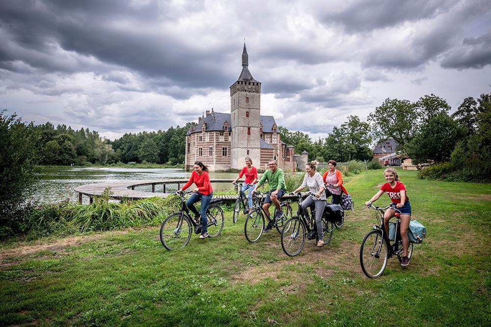 Fietsen langs het Kasteel van Horst