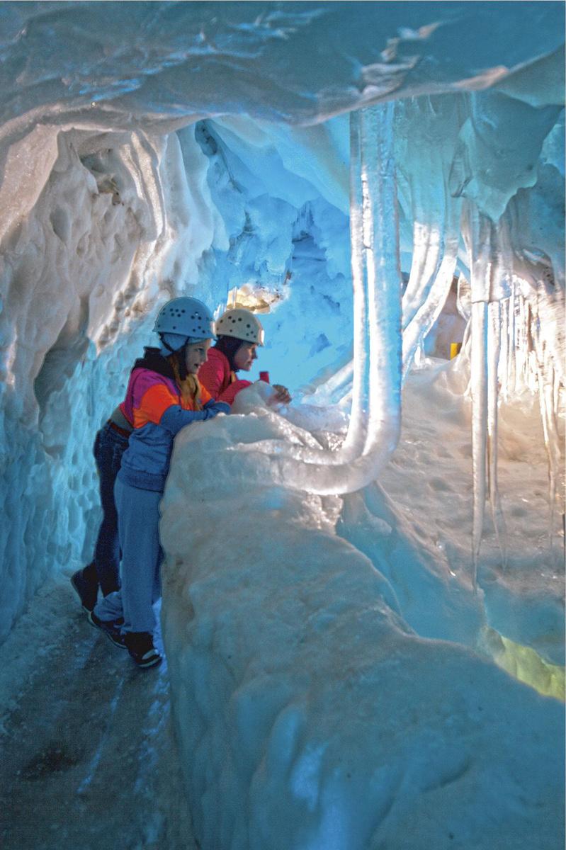 Les catacombes givrées du Eis Palast évoquent le film Frozen.