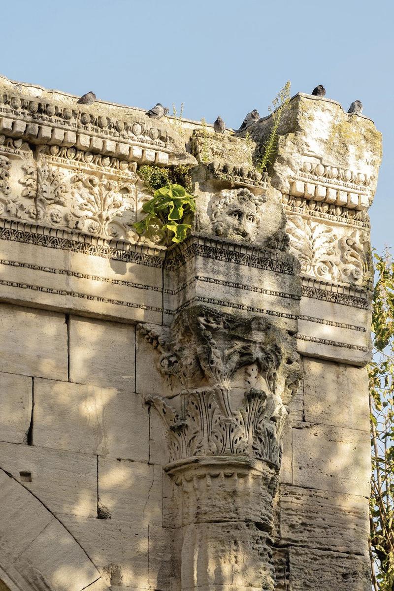 Détail du portique du forum de l'antique Vienna, dans l'actuel jardin de Cybèle.
