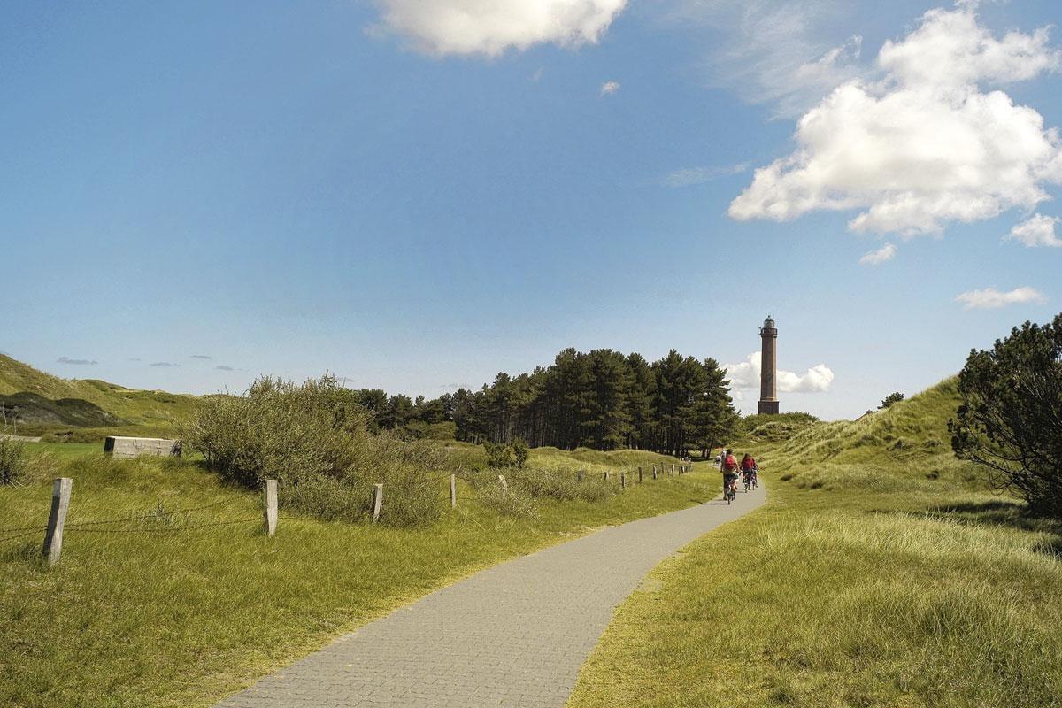 Promenade à vélo près du phare de Norderney.
