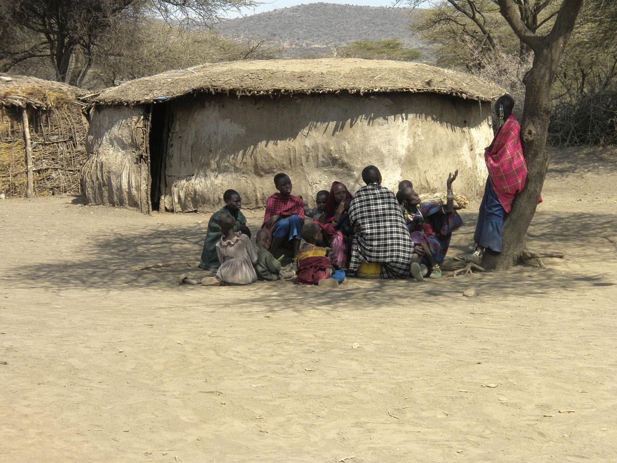 Des Masaïs à l'ombre d'une arbre.
