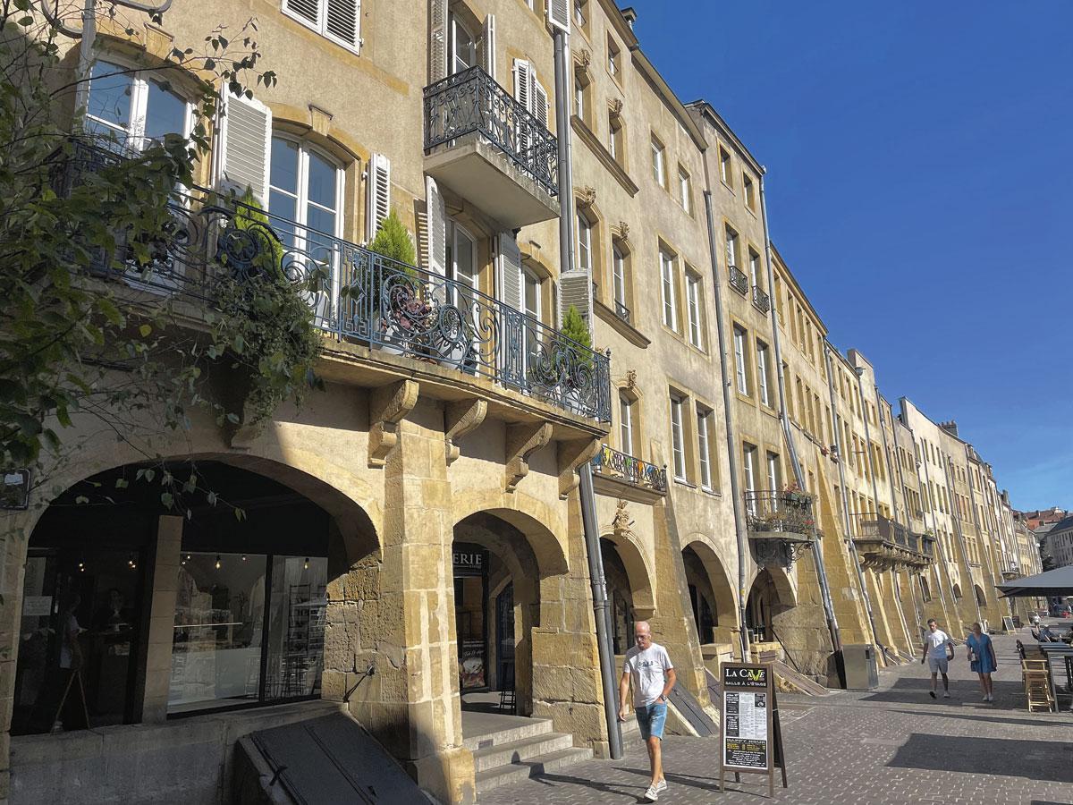 La place Saint-Louis aux allures d'Italie.