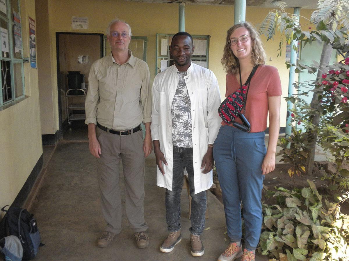 Op de foto met dr. Komba aan het dispensarium in Endallah.
