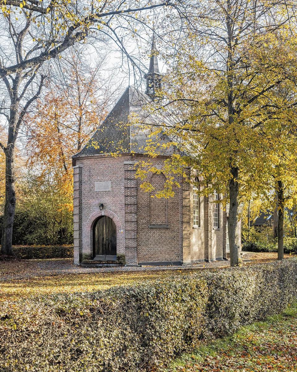 Het protestants kerkje van Nuenen, nu en door Van Gogh.