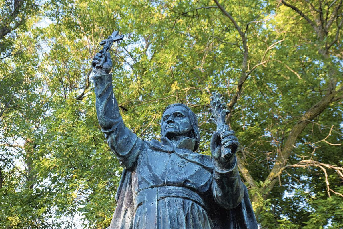 La statue à la mémoire du père Pieter-Jan De Smet