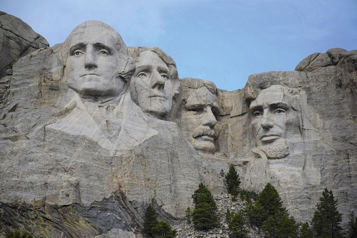 L'iconique Mont Rushmore à l'effigie de quatre présidents américains.