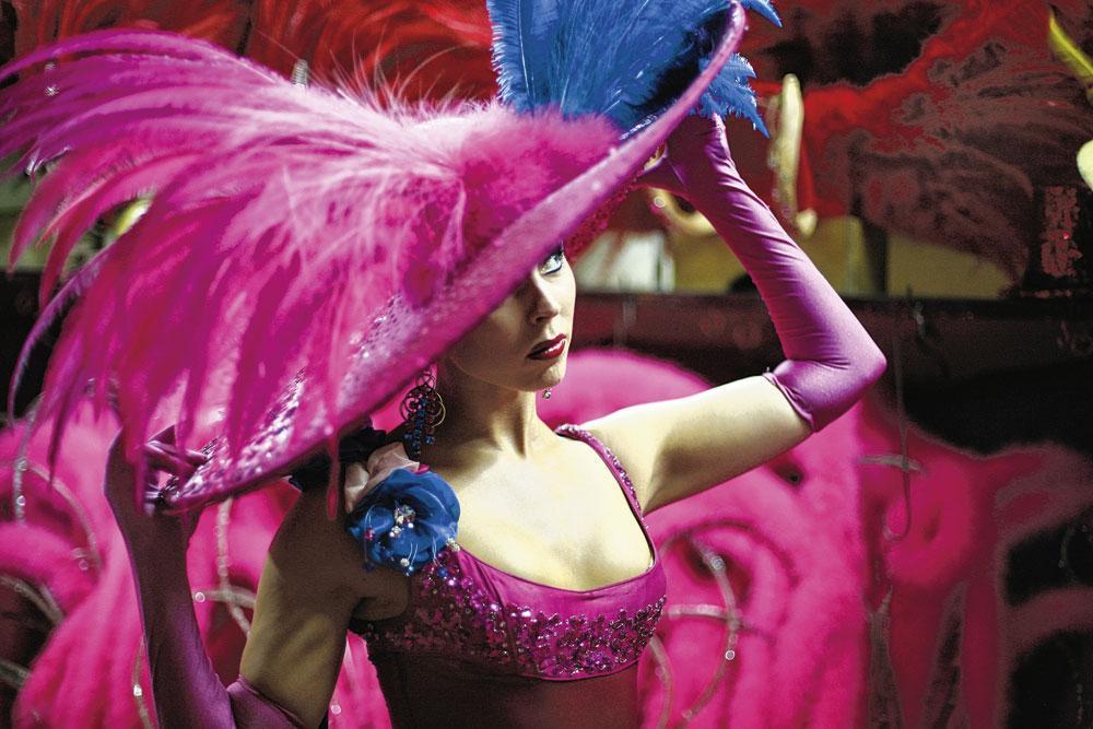 Que serait le Moulin Rouge sans plumes ? Depuis 1929, la Maison Février a réalisé quantité de boas et de chapeaux pour Mistinguett, Joséphine Baker, Line Renaud...
