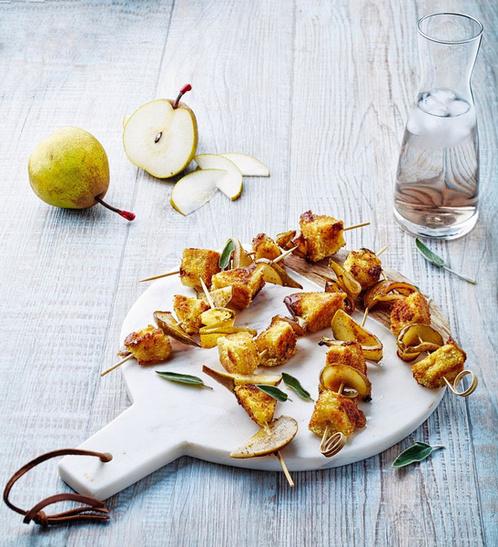 Brochettes de poires et cubes de chèvre panés.