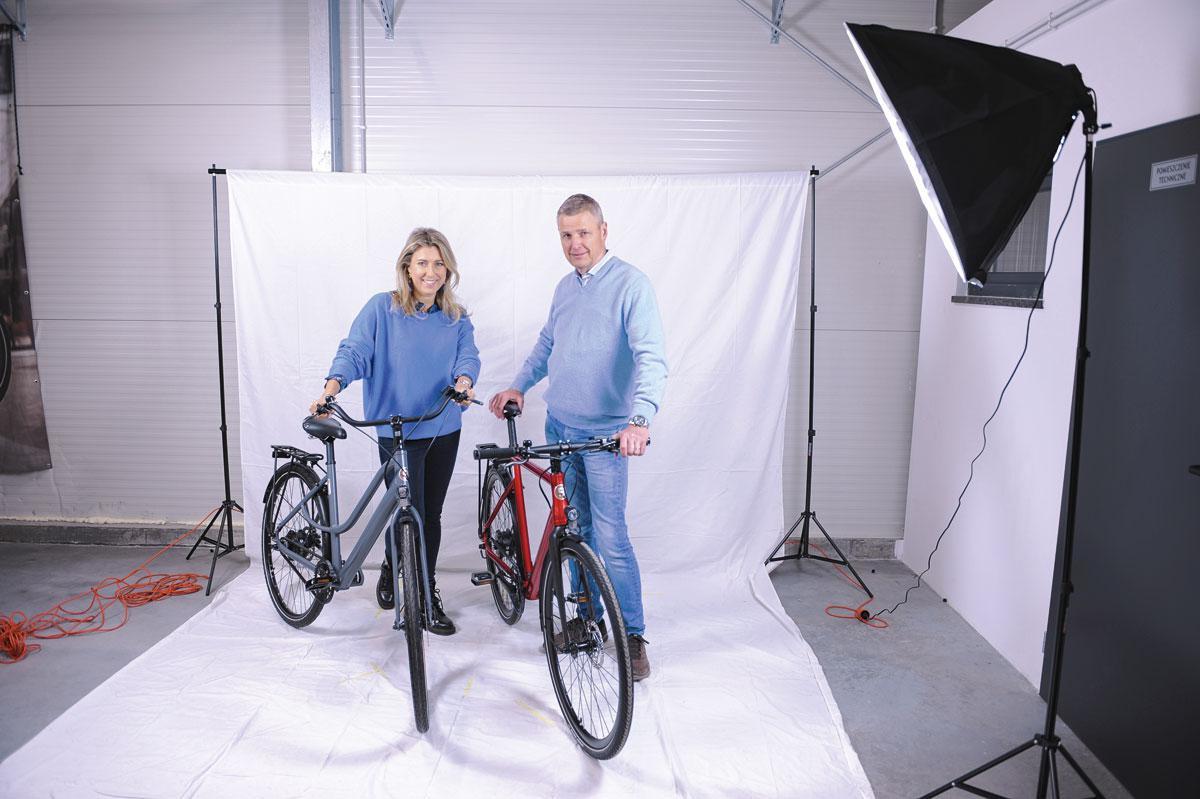 Pierre Detry van BZen met zijn vrouw en zijn fietsen. 'We willen het pendelen meer zen maken.'
