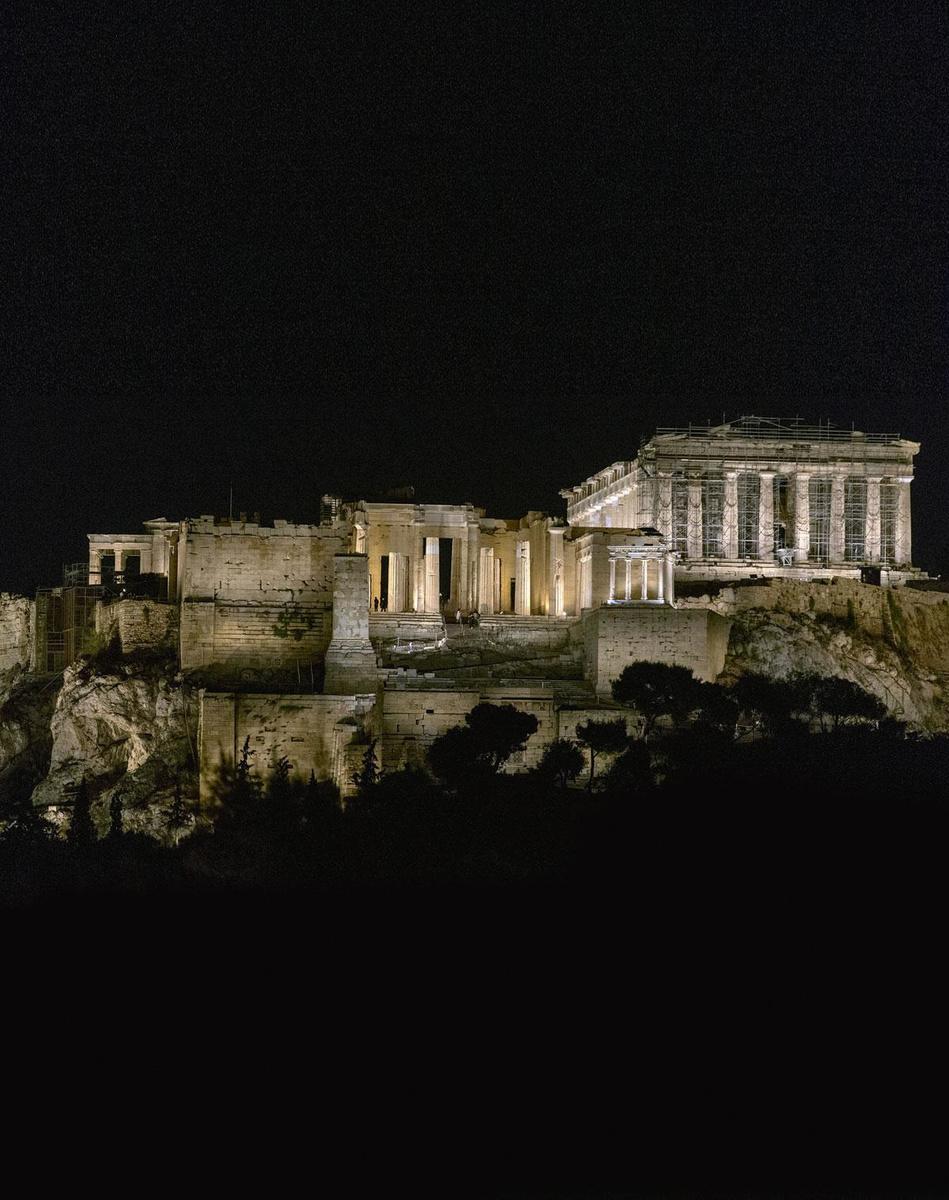 L'Acropole, à Athènes, baigne dans une toute nouvelle lumière. Ce sont désormais des spots LED qui mettent en valeur les temples antiques dominant la capitale grecque. Le site gagne ainsi en visibilité et réduit la pollution lumineuse.