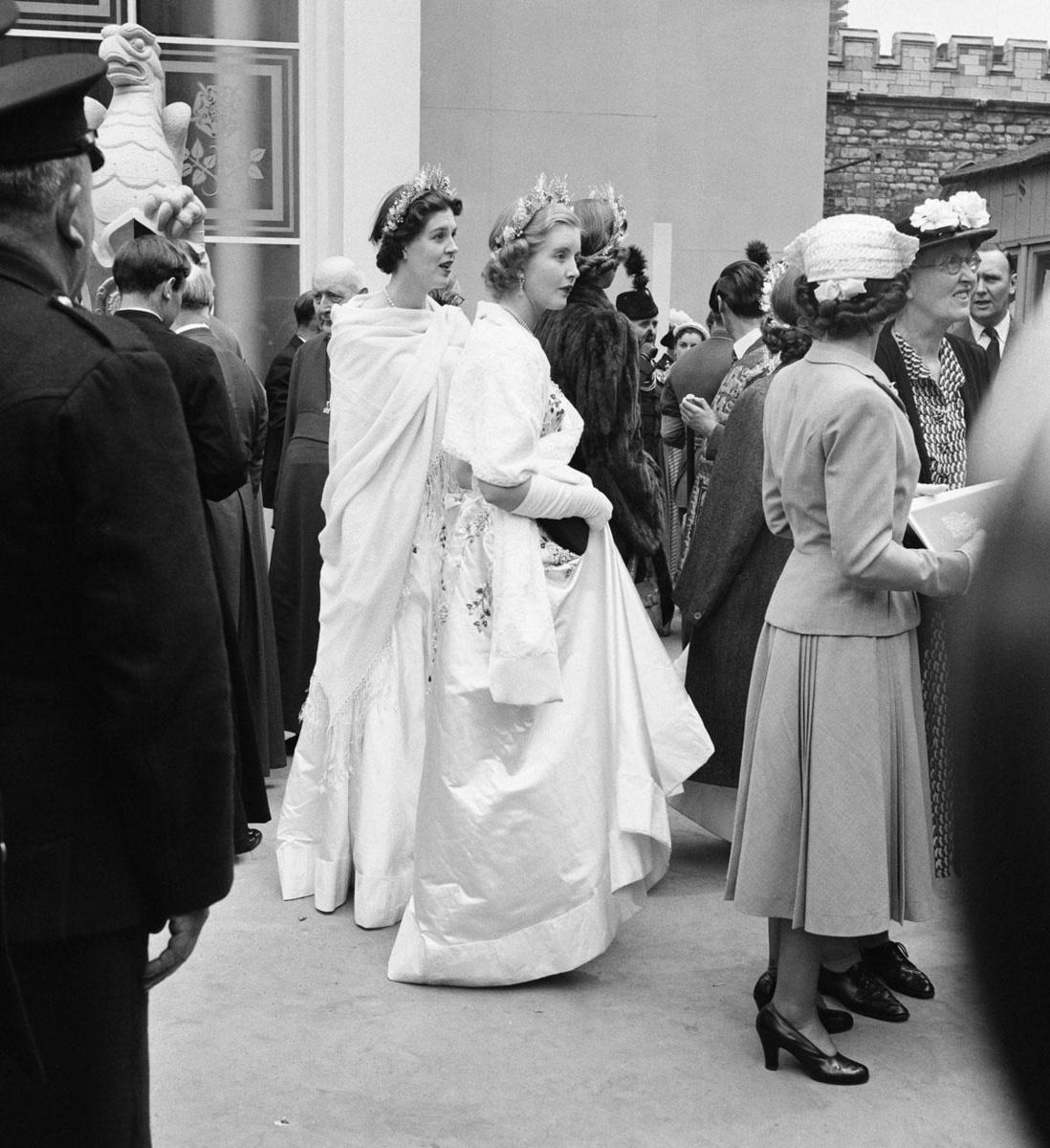Anne Glenconner dans son rôle de dame d'honneur (à droite) lors de la répétition générale du couronnement de la reine Elizabeth en 1953.