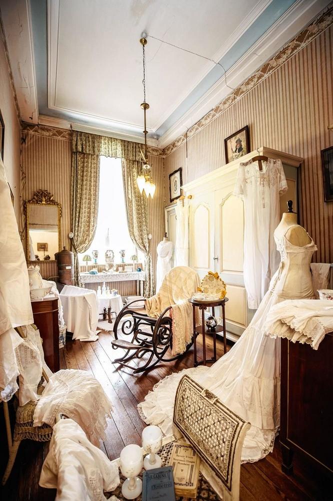 Dans le Downton Abbey wallon, voyagez au temps des redingotes et des robes à arceaux