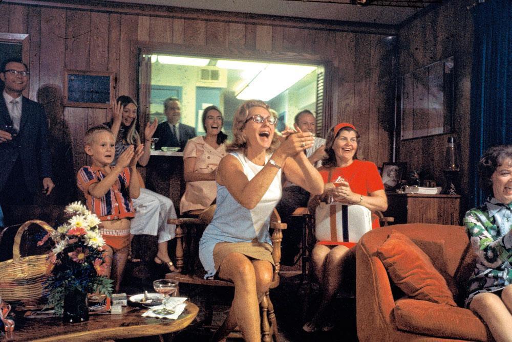 Texas, Houston. Joan Archer (au centre) applaudit son mari, Buzz Aldrin. Elle suit à la télévision le retour sur Terre de l'équipage d'Apollo 11 : la capsule spatiale se pose sans encombre dans l'océan le 24 juillet 1969.