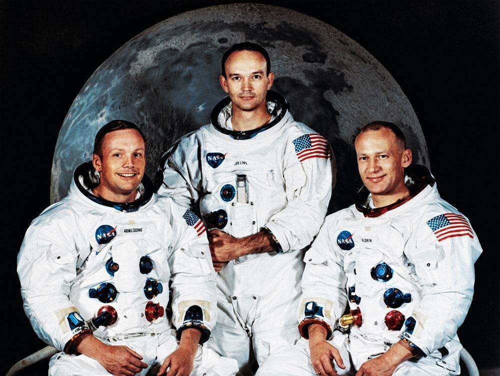 De gauche à droite, l'équipage d'Apollo 11 : Neil Armstrong, Michael Collins et Edwin 'Buzz' Aldrin. Seuls Armstrong et Aldrin posent le pied sur la Lune, Collins restant en orbite.