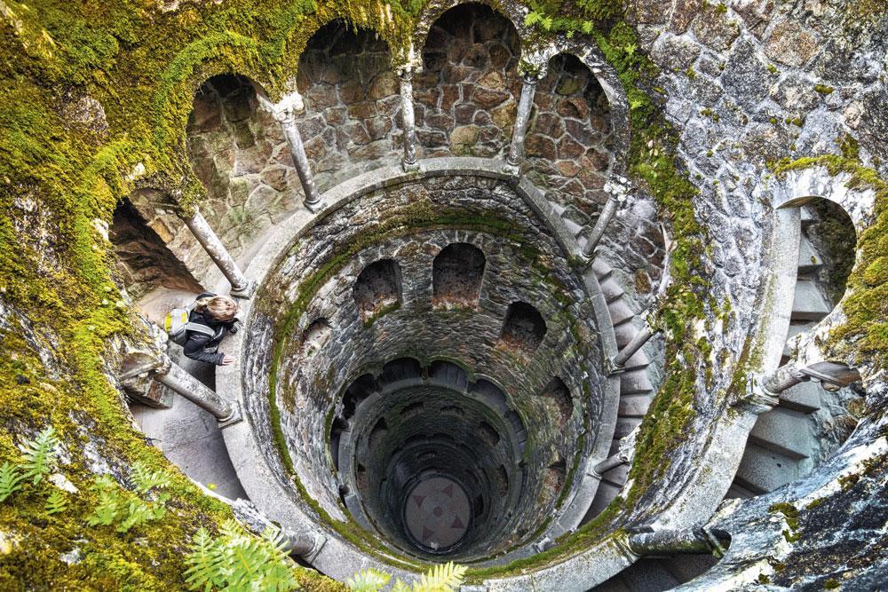 Le puits du domaine de Quinta da Regaleira à Sintra, au Portugal, a été creusé en 1904 mais n'a jamais été mis en service. Depuis, la mousse et les lichens ont entamé la reconquista.; Ces aventuriers au casque orange escaladent la via ferrata de Canyon Sainte-Anne au Québec.