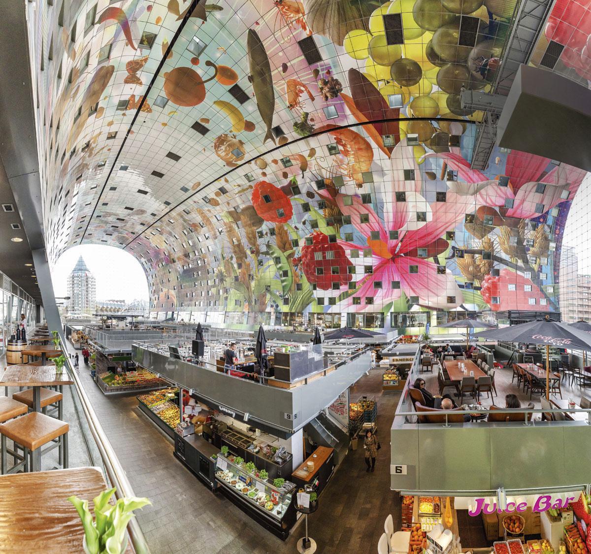 Rotterdam a elle aussi sa Chapelle Sixtine : en 2014, le Markthal a ouvert ses portes. Au plafond, l'artiste Arno Coenen s'en est donné à coeur joie, donnant naissance à une incroyable corne d'abondance. Une ode aux plaisirs terrestres, plutôt qu'au divin au-delà.