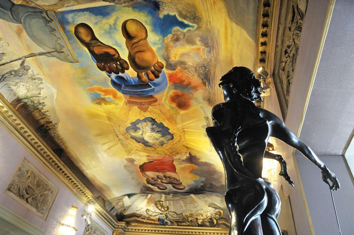 Des pieds qui crèvent les cieux : voilà qui ne pouvait qu'être l'oeuvre d'un génie allumé comme Dali. Le plafond central du Palais du Vent (1972) fait allusion à l'Empordà, poème chantant l'Ampourdan et la Tramontane, et à la propre vie du peintre.
