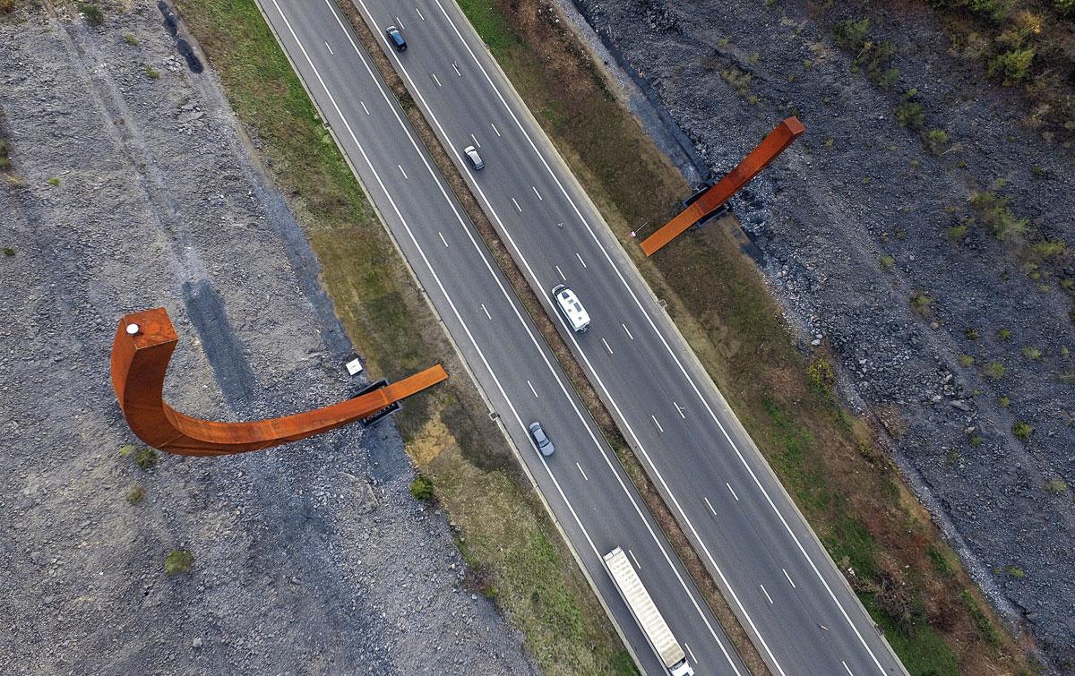 L'Arc majeur, colossale oeuvre du plasticien Bernar Venet, qui encadre l'E411, près de Rochefort,  perd de sa superbe. Vu d'en haut, les ouvriers auraient-ils laissé traîner un tuyau sous l'autoroute ?