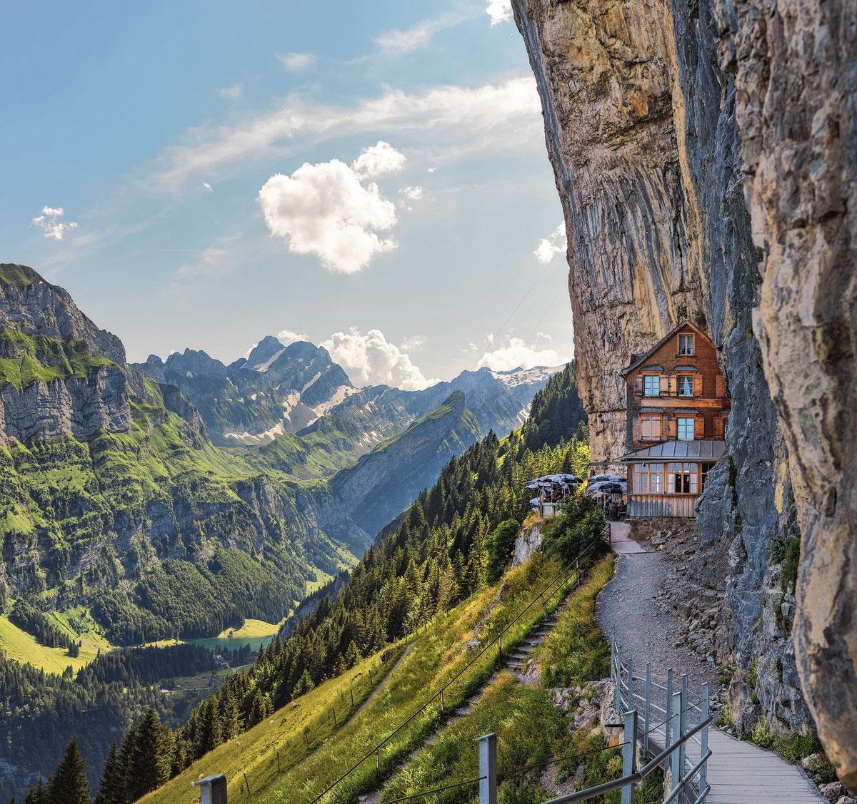 A Appenzell, dans les Alpes suisses, on n'accède qu'à pied à ce restaurant construit sur les flancs du Ascher. Il y a quelques années on pouvait encore y loger.