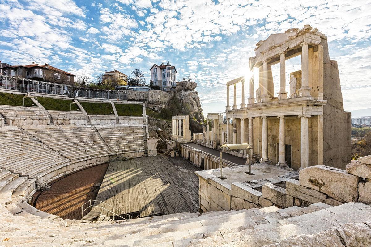 Le théâtre romain de Plovdiv a vu le jour en 116 de notre ère, sous le règne de l'empereur Trajan. D'un diamètre de 82 mètres, il peut accueillir  7.000 spectateurs.