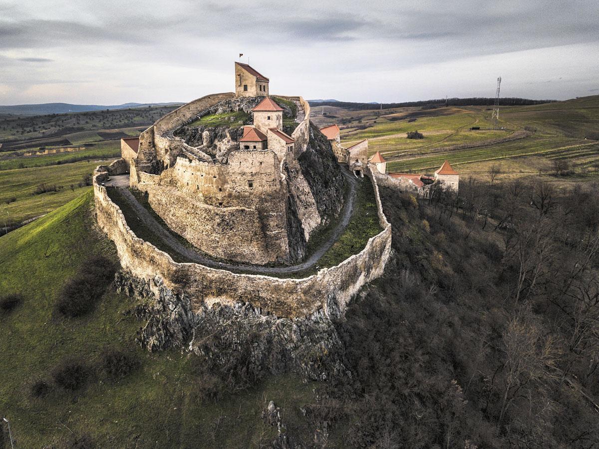 La citadelle de Rupea, a été édifée au XIIe siècle au centre de la Roumanie,  sur un mont en roche basaltique. Ses fondations s'enfoncent à 40 mètres sous le niveau du sol.