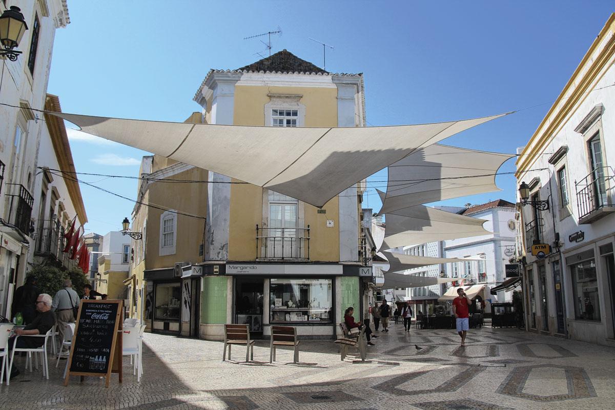 Les rues ombragées du vieux centre de  Faro.