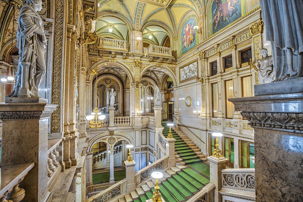 Le majestueux escalier du Staatsoper.