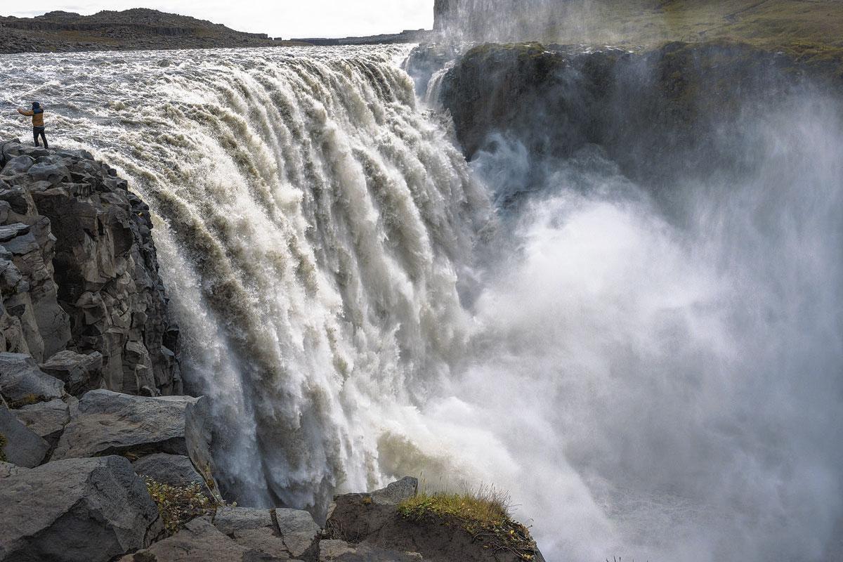 Un touriste surpris en pleine pose à  Dettifoss en Islande, la deuxième cascade la plus puissante d'Europe, après les chutes du Rhin en Suisse.
