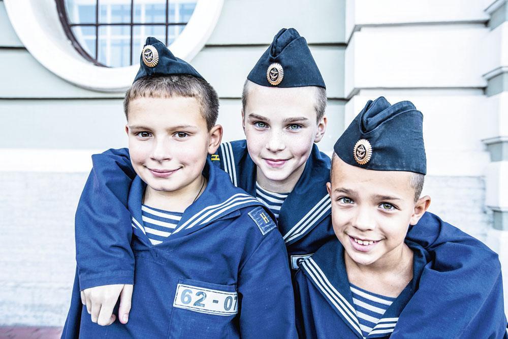 De jeunes cadets de l'école de marine Nakhimov.