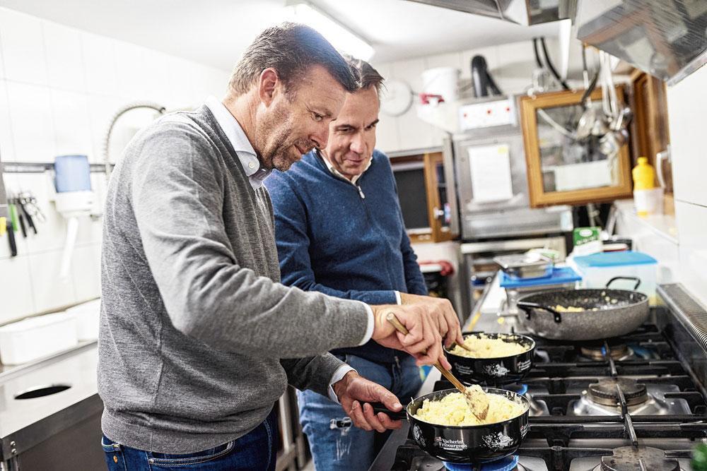 Les chefs étoilés belges Lionel Rigolet et Viki Geunes préparant une fondue.