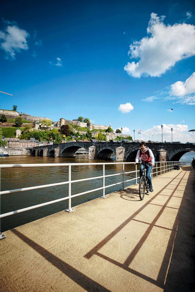 Envie de redécouvrir quelques belles villes wallonnes ? La Meuse passe par Dinant, Namur (photo ci-dessus), Huy ou encore Liège !