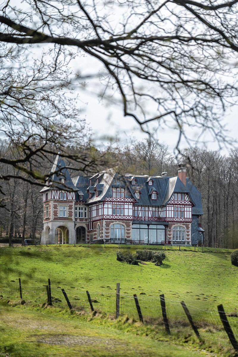 La villa du Neubois, ancienne résidence du Kaizer Guillaume II et le pouhon de la Géronstère.