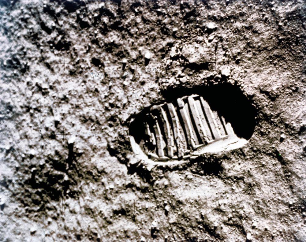 De voetafdruk van Neil Armstrong is duidelijk te zien in de maanbodem.