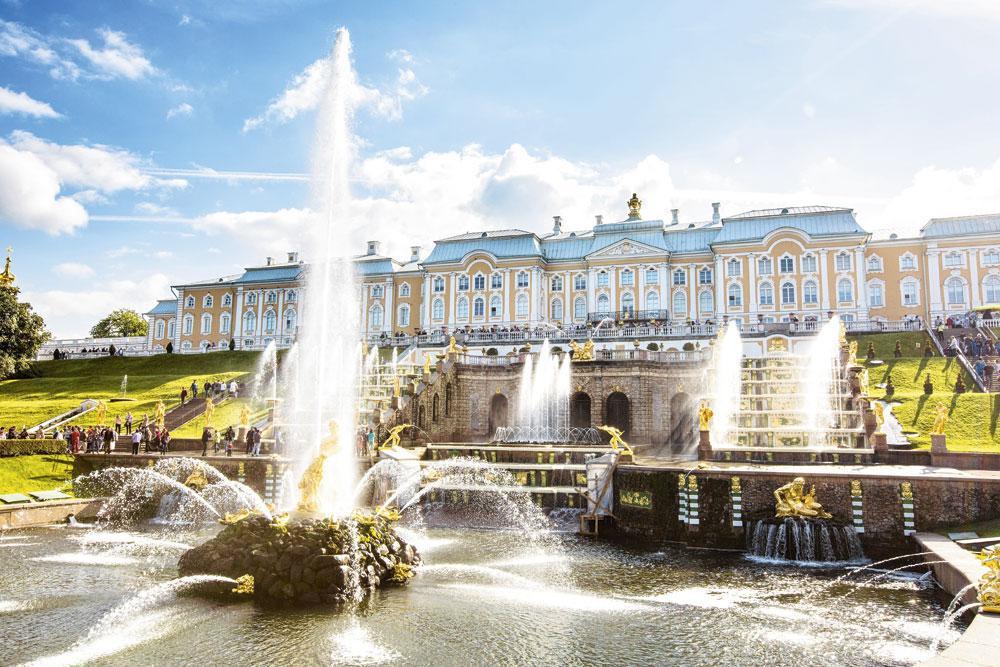 Het Versailles van Rusland ligt buiten de stad, in het stadje Peterhof, dat uitkijkt over de Finse Golf.
